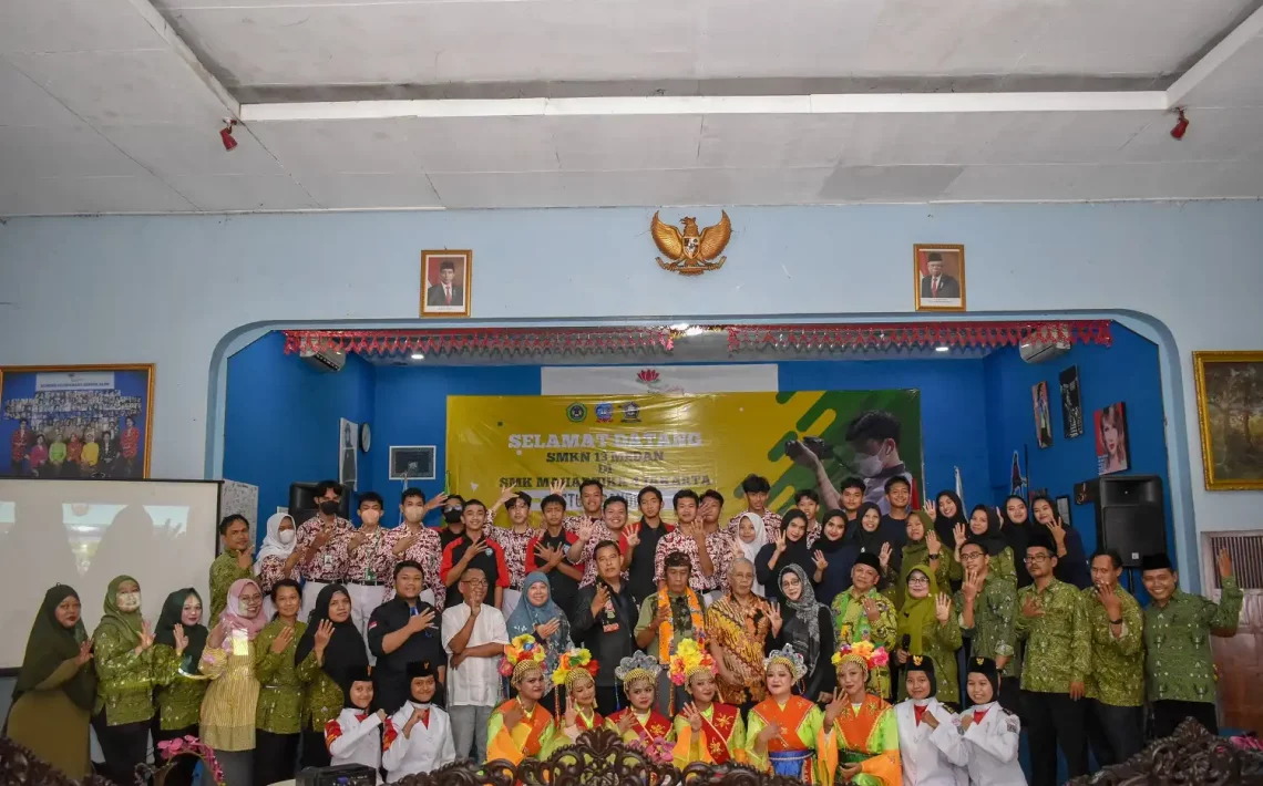 smk mahadhika 4 farmasi, tkj, dkv
