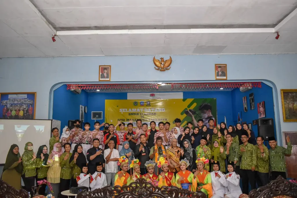 smk mahadhika 4 farmasi, tkj, dkv